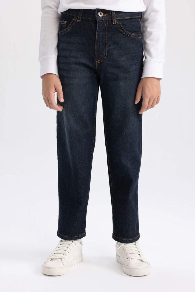 بنطلون جينز قصة فضفاضة