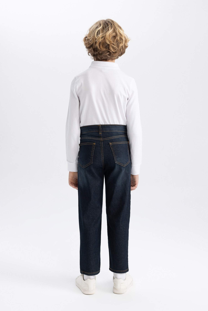 بنطلون جينز قصة فضفاضة