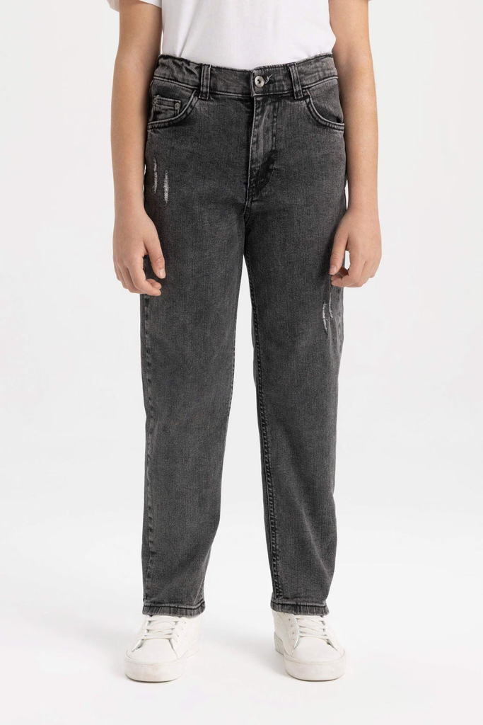 بنطلون جينز قصة مستقيمة بتفاصيل ممزقة