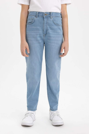 بنطلون جينز بالون فيت ورجل عادي